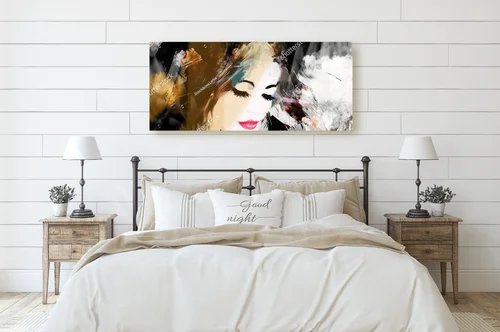 Artystyczny portret kobiety z kwiatowym akcentem