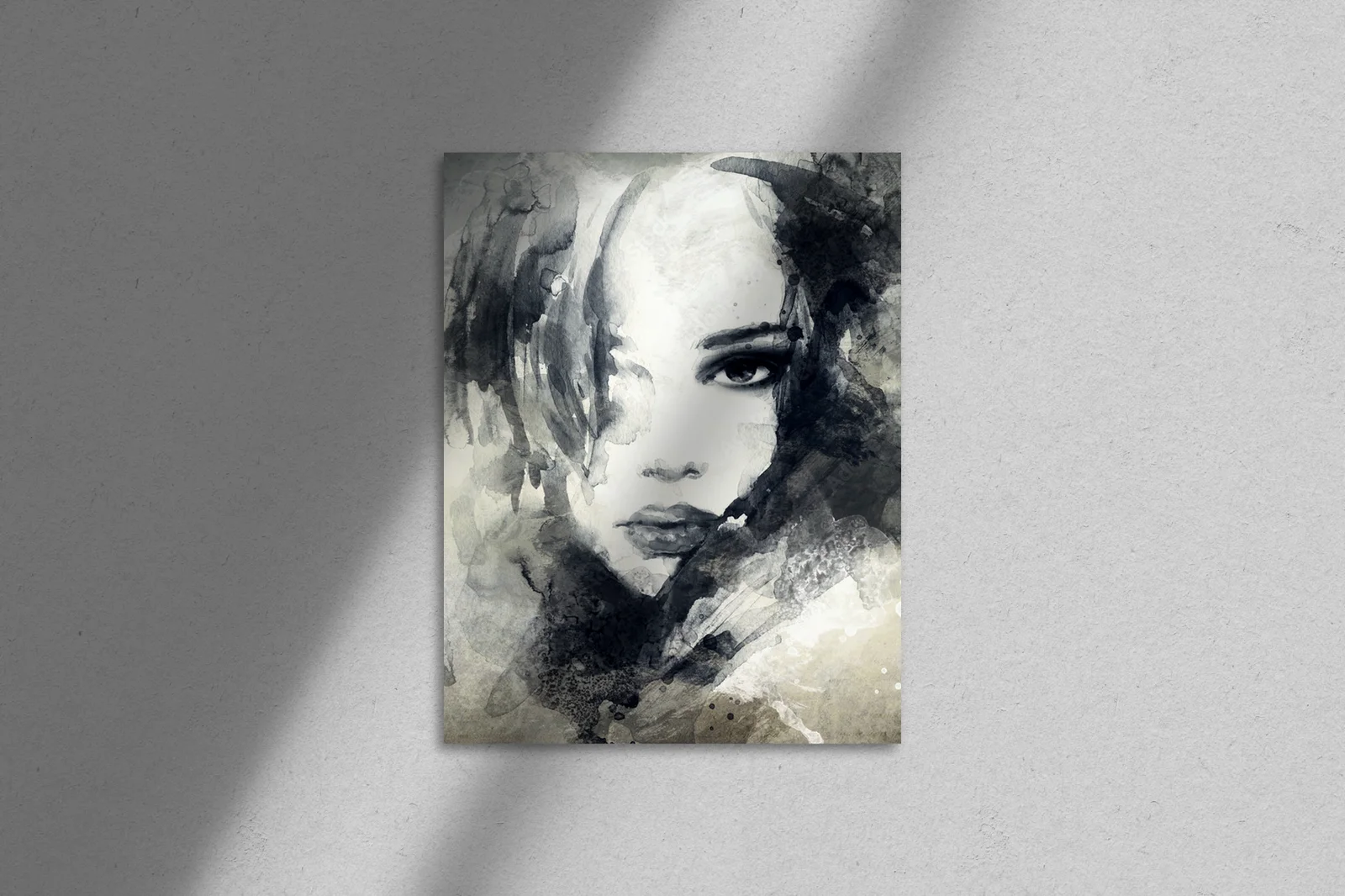 Subtelny abstrakcyjny portret kobiety w odcieniach bieli