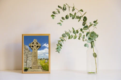 Celtycki krzyż Clonmacnoise: Esencja Irlandii