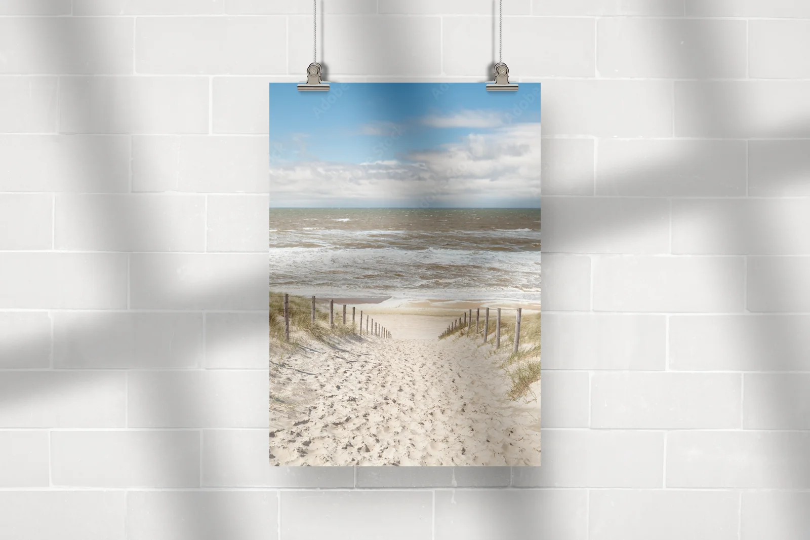 Ścieżka do plaży pod błękitnym niebem