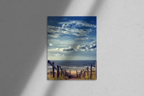Droga na plażę z błękitem nieba i chmurami
