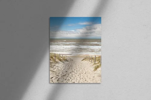 Ścieżka do plaży pod błękitnym niebem