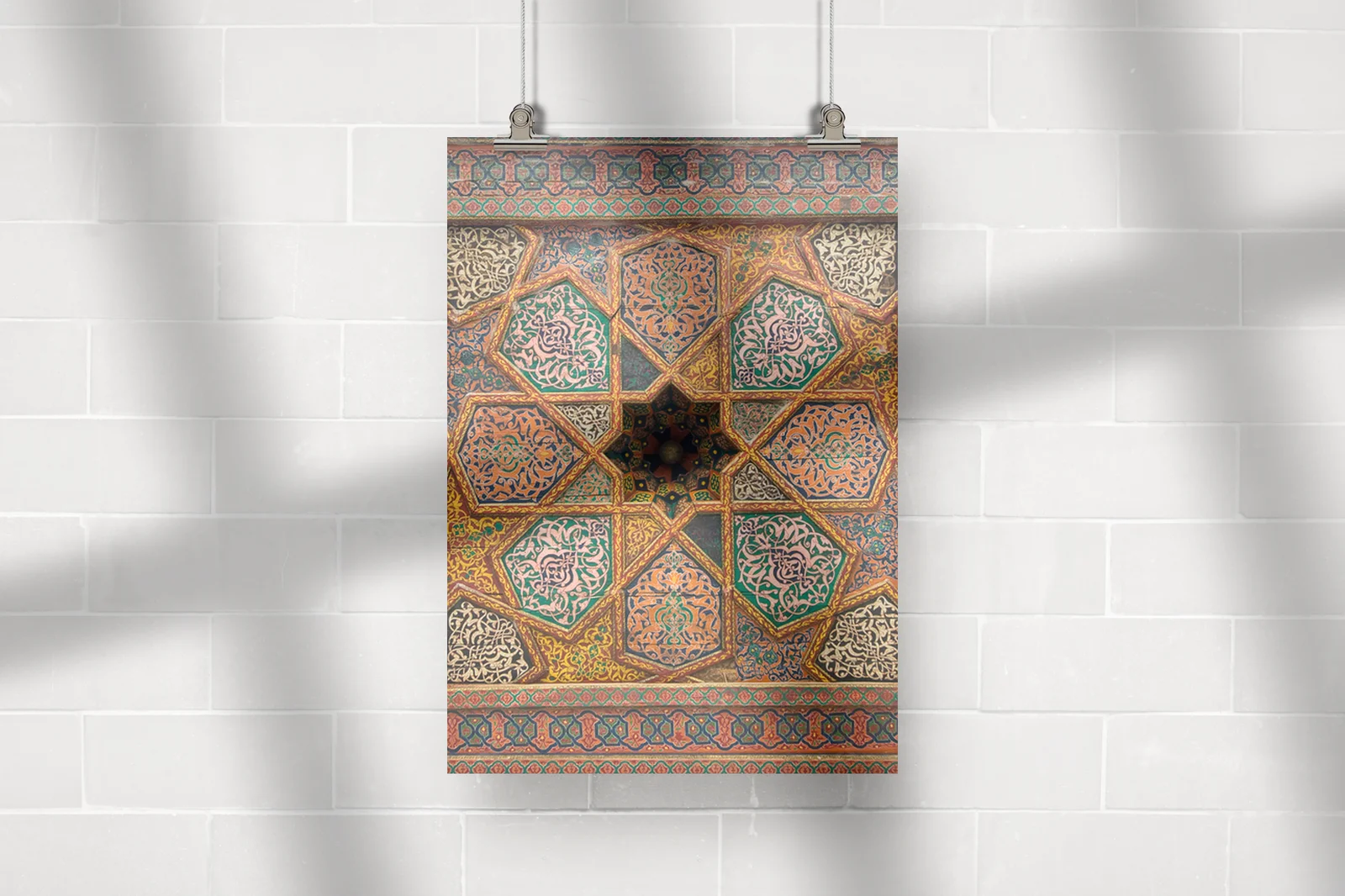 Orientalne ornamenty w głębokich odcieniach drewna