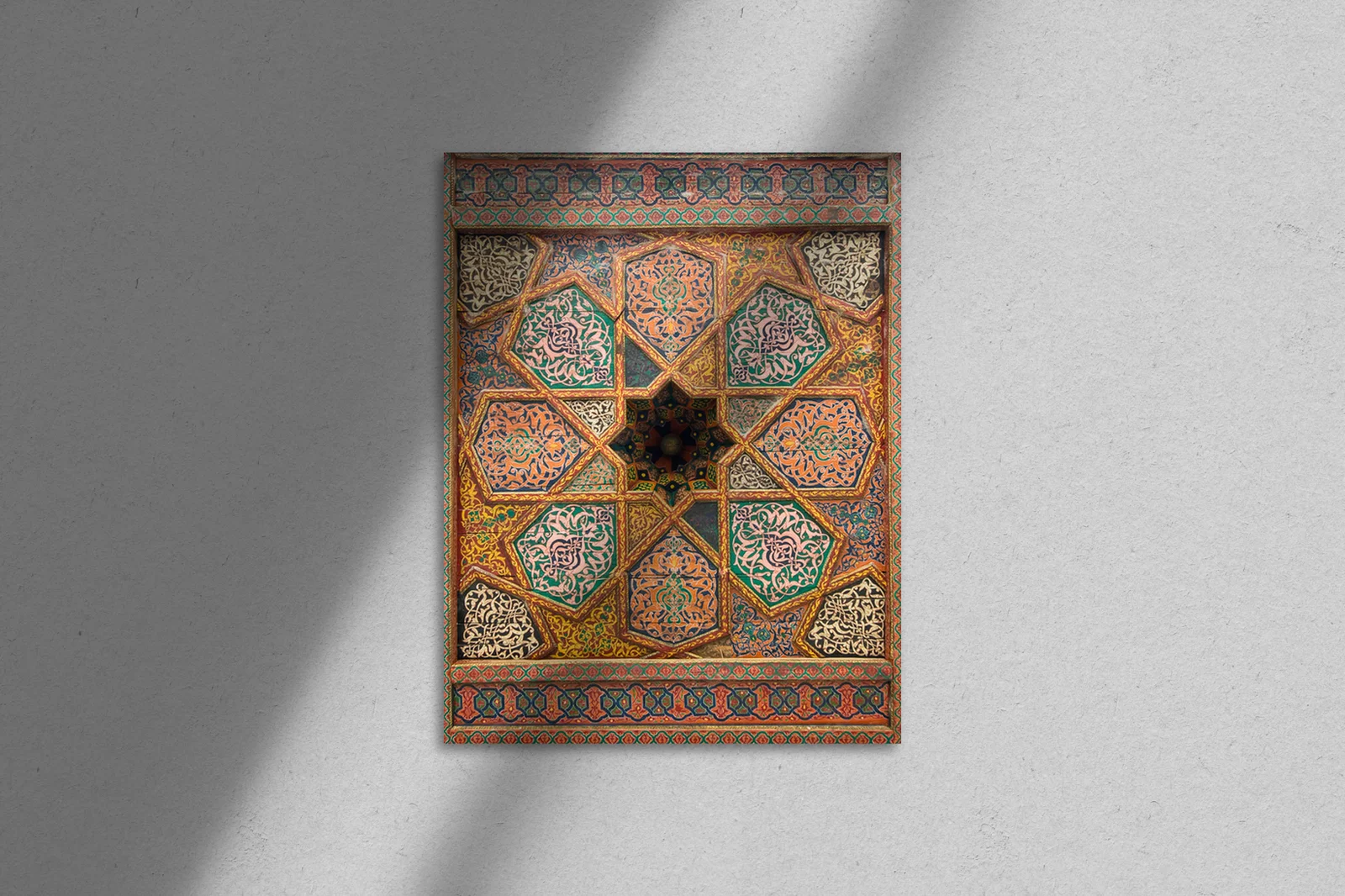 Orientalne ornamenty w głębokich odcieniach drewna
