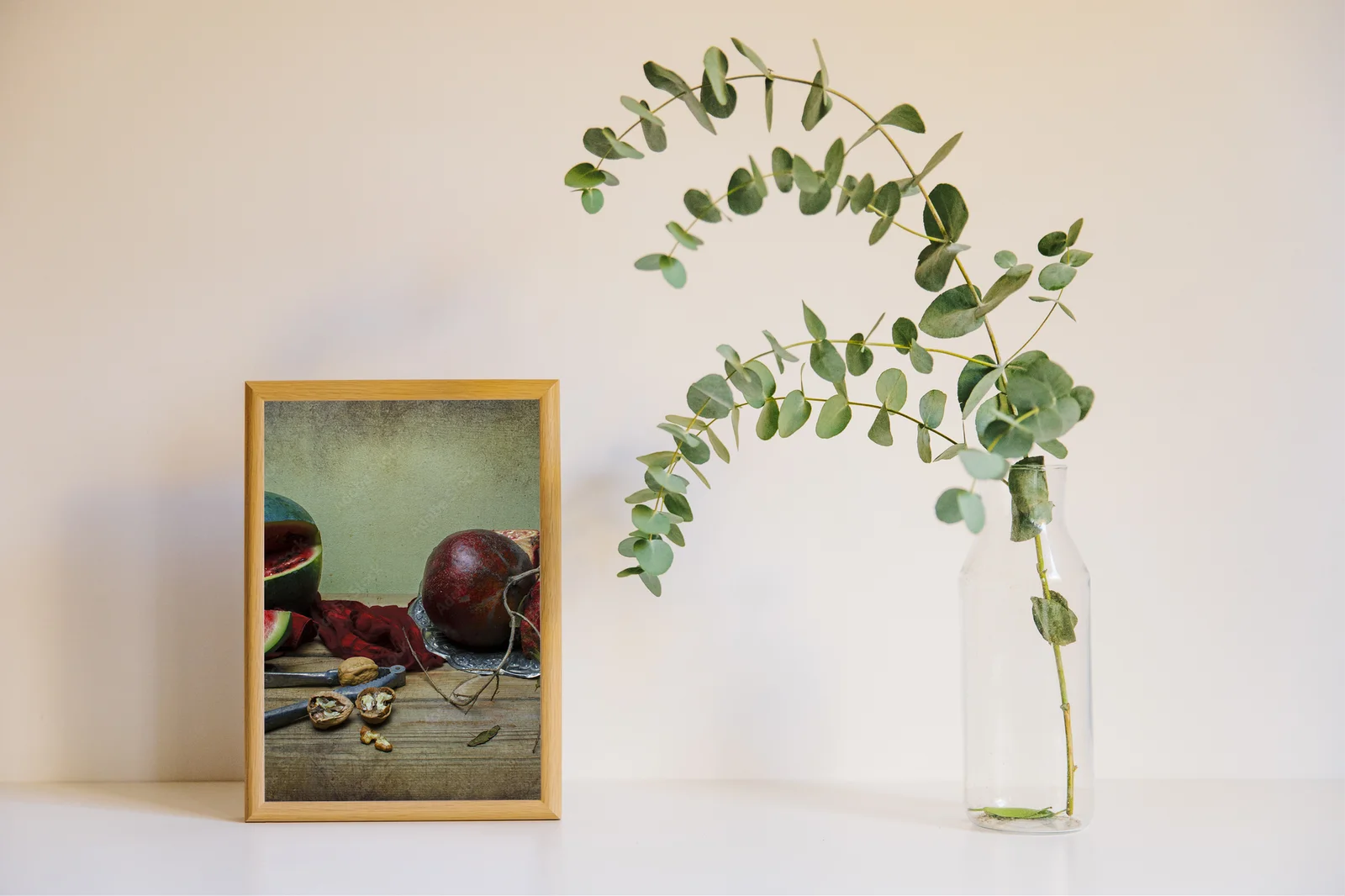 Elegancka martwa natura z arbuzem i granatem