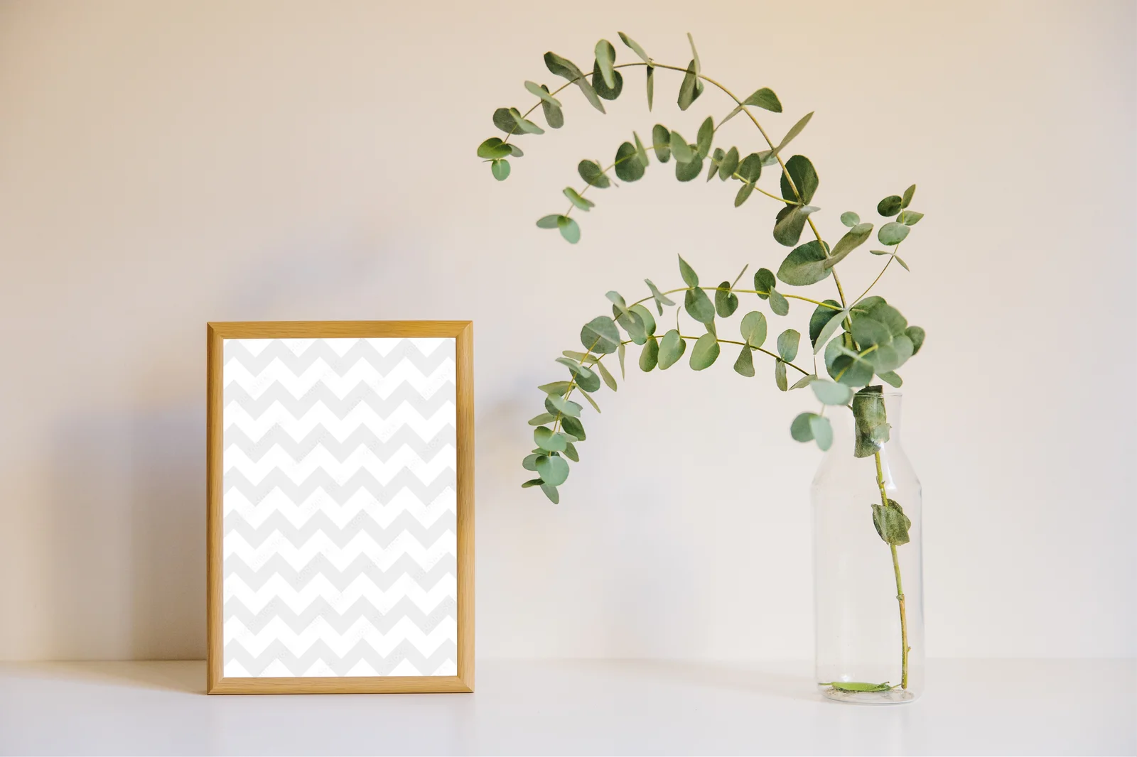 Elegancki motyw chevron w odcieniach bieli i szarości