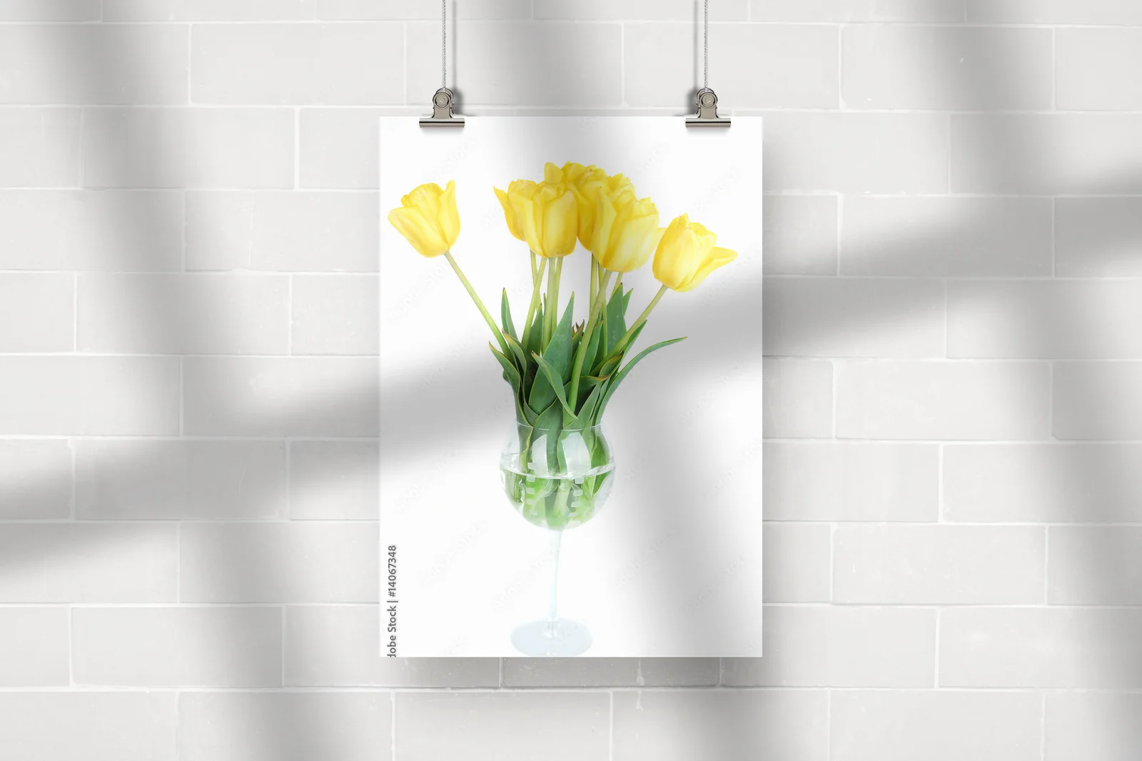 Eleganckie tulipany w wazonie - wiosenna finezja