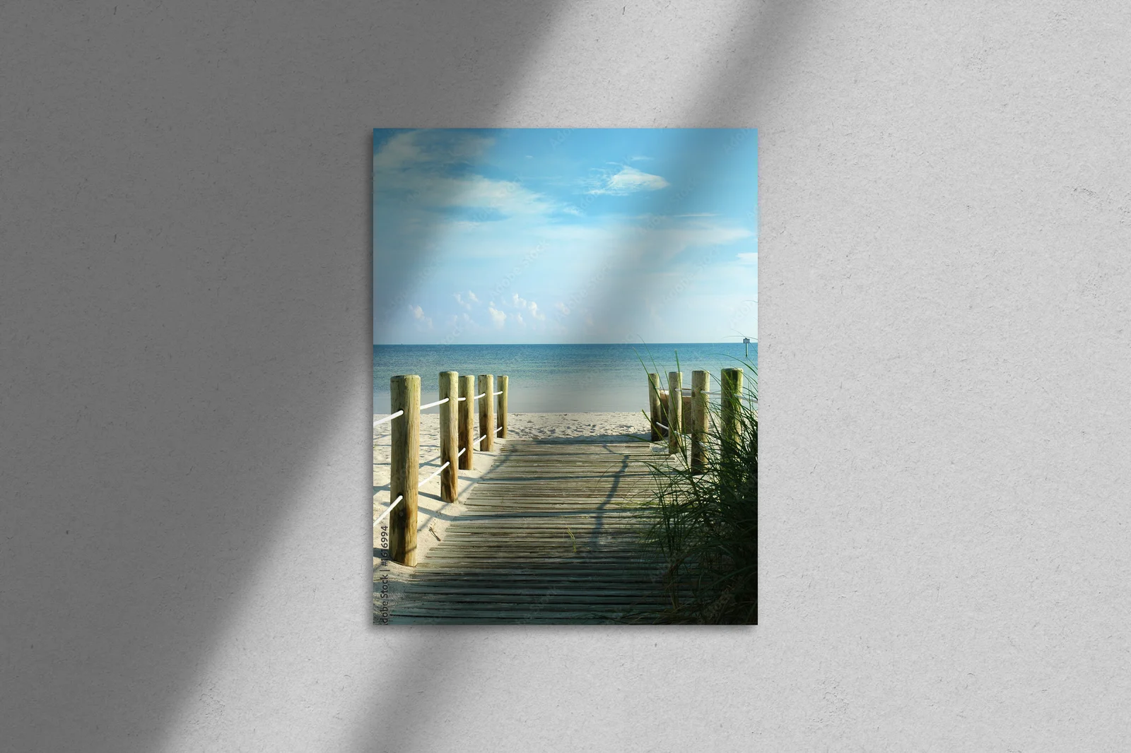 Błękitne wejście na plażę w letniej aurze