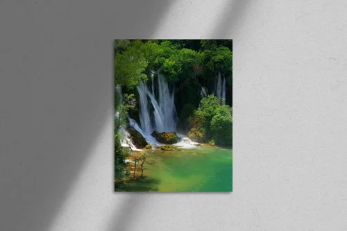 Zjawiskowy krajobraz wodospadu Kravica