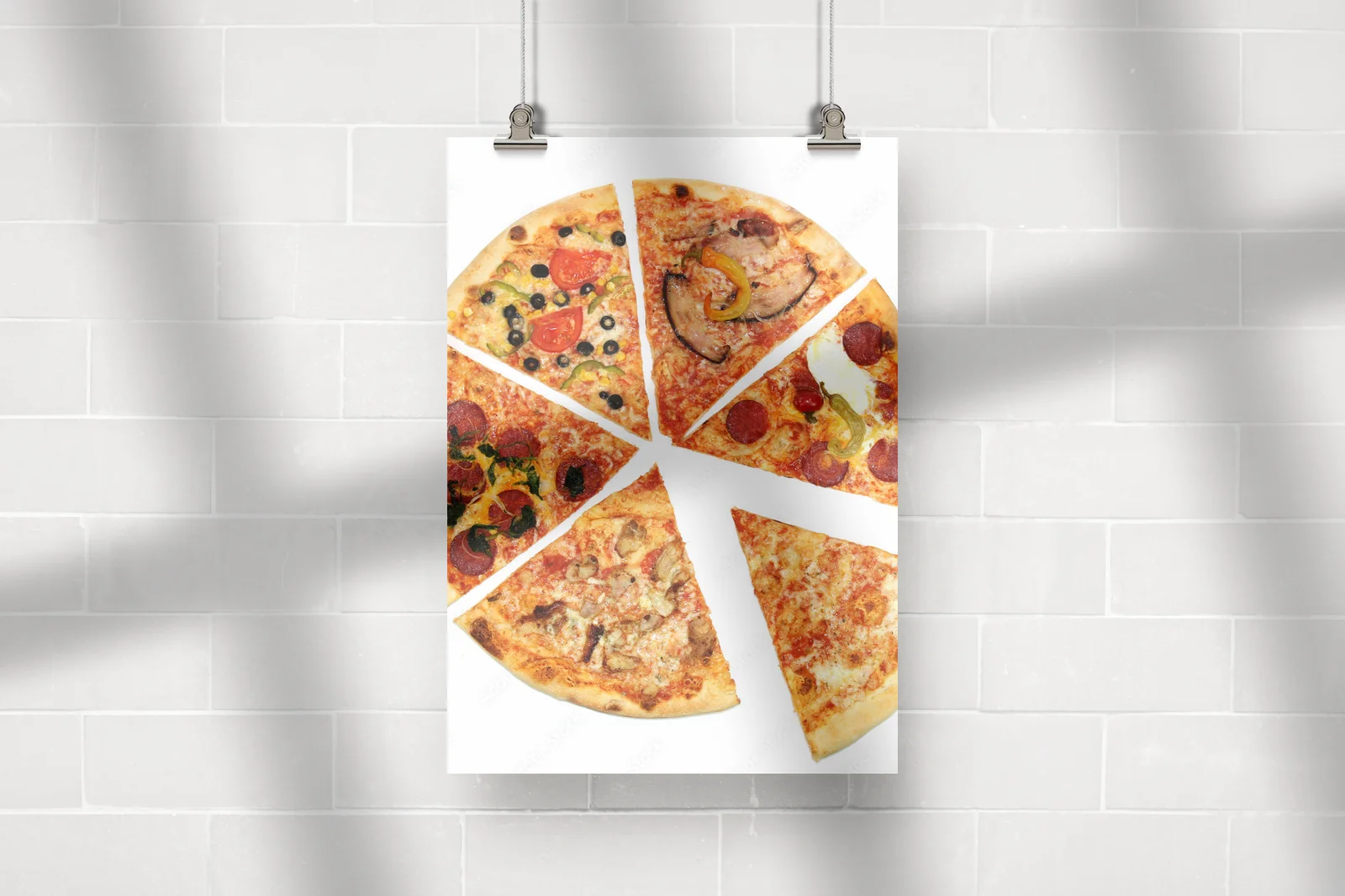 Apetytne kawałki pizzy na białym tle