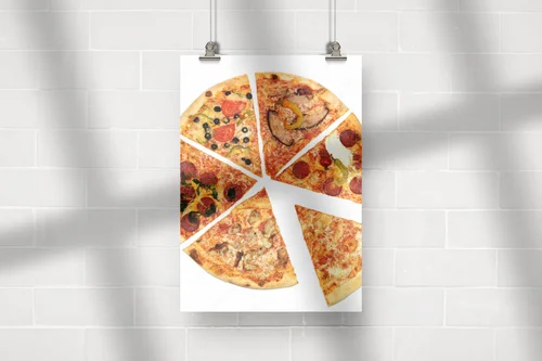 Apetytne kawałki pizzy na białym tle