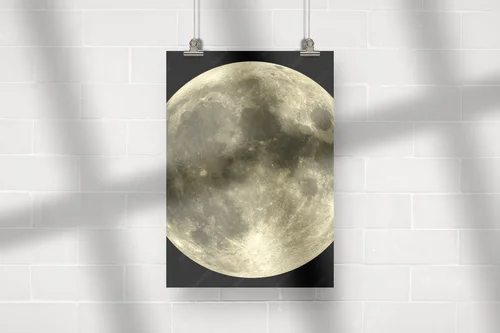 Misterne czarne nocne niebo z musującym księżycem