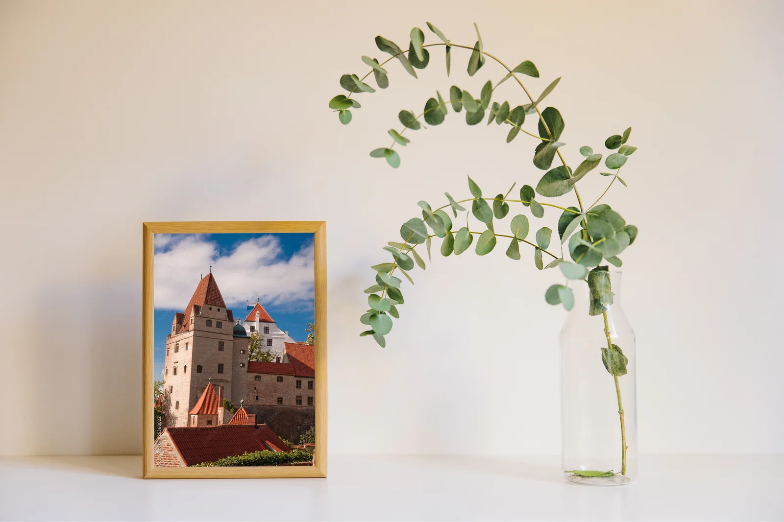 Elegancja zamku w delikatnych odcieniach szarości