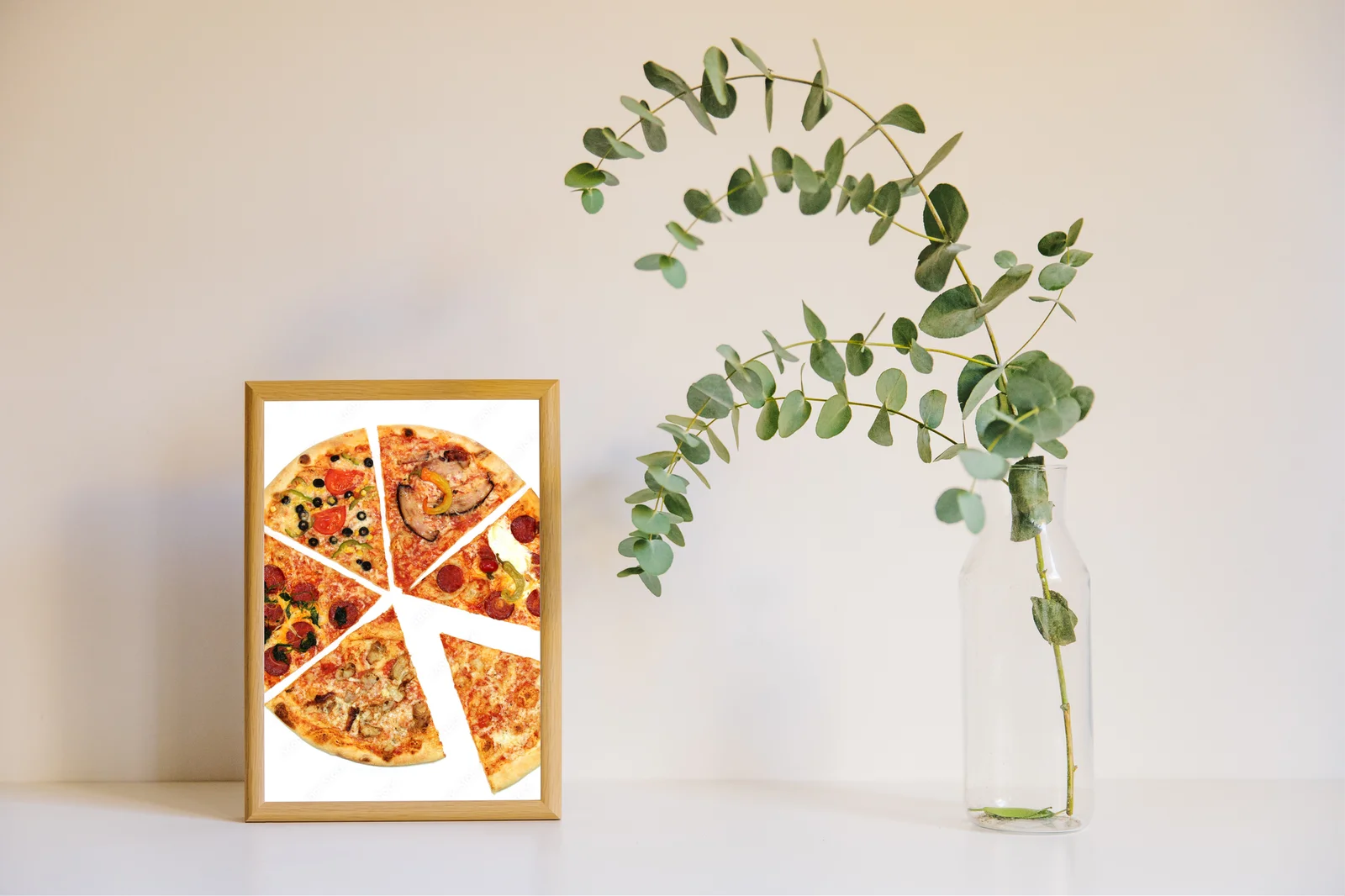 Apetytne kawałki pizzy na białym tle