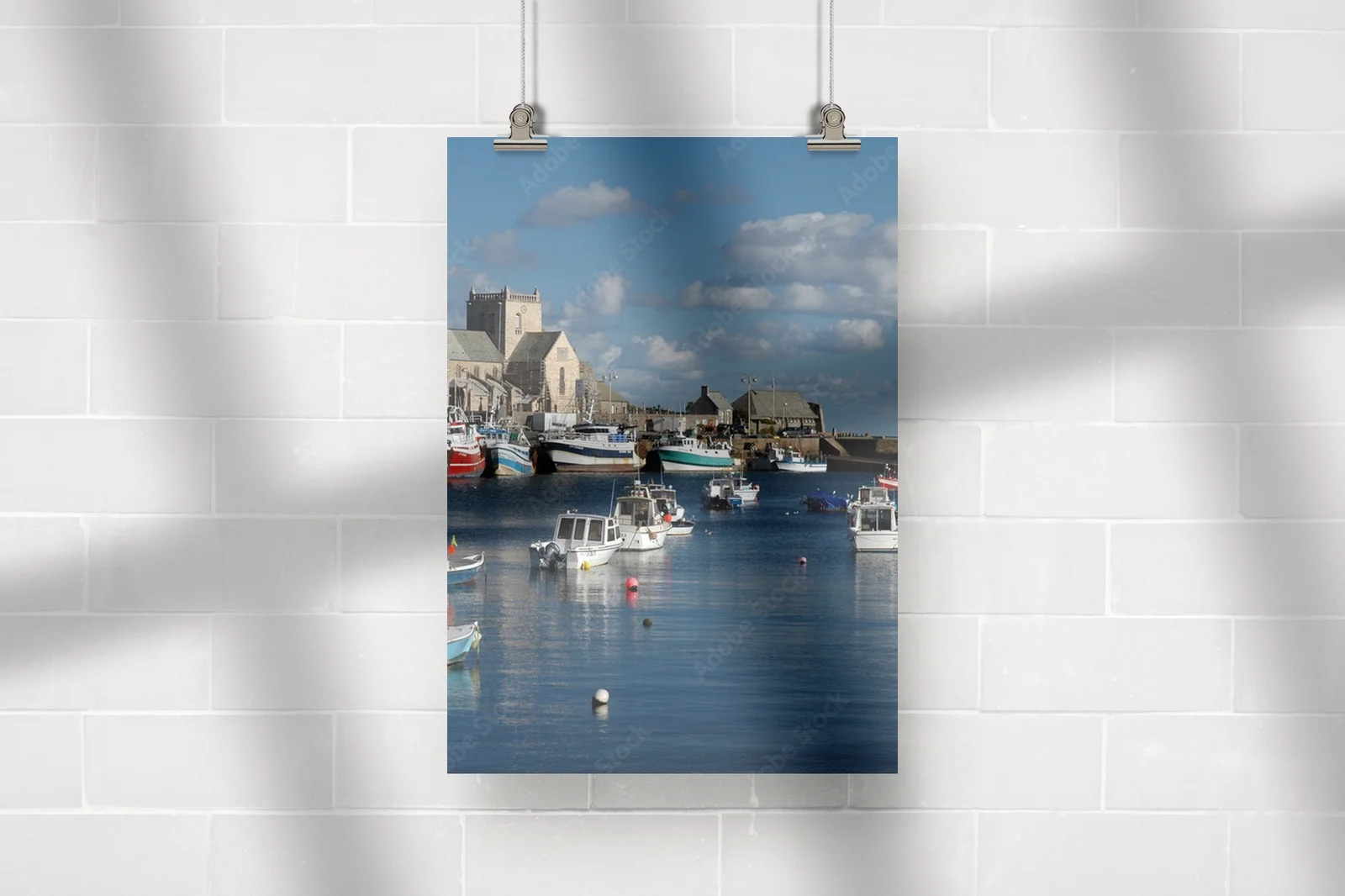 Spokojny port Barfleur w odcieniach błękitu