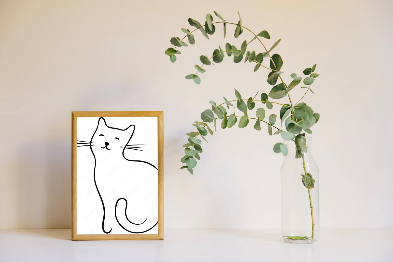 Elegancka sylwetka kota w minimalistycznym stylu