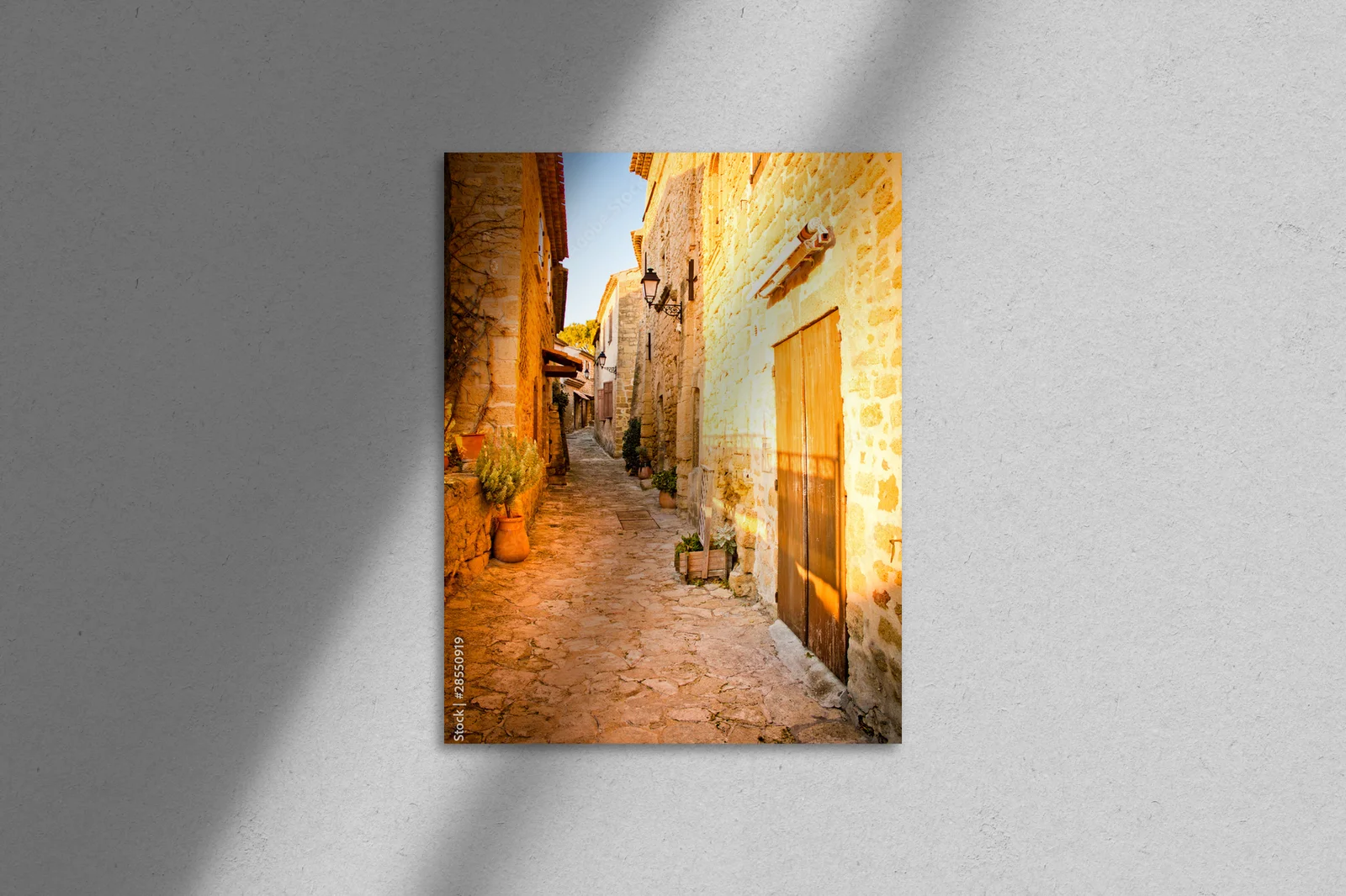 Spokojna ulica La Provence w pastelowych barwach