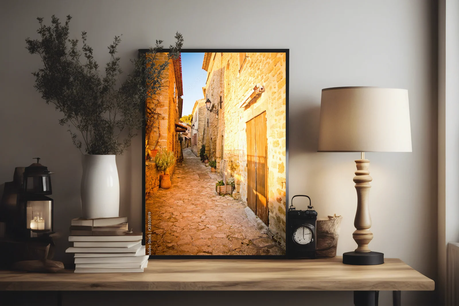 Spokojna ulica La Provence w pastelowych barwach