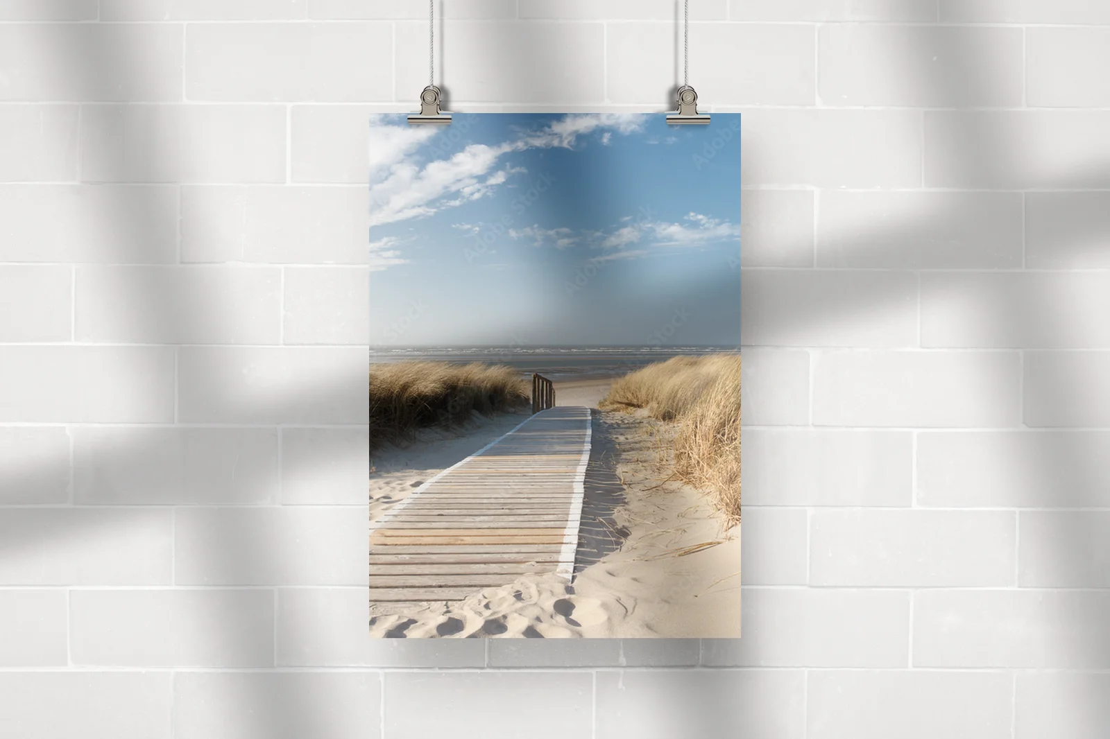 Spokojna plaża na wyspie Langeoog z pastelowymi akcentami