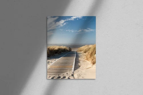 Spokojna plaża na wyspie Langeoog z pastelowymi akcentami
