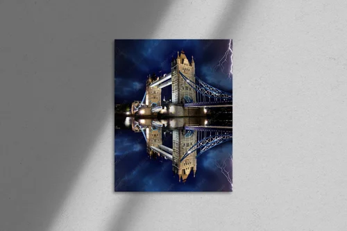 Tower Bridge w burzowej scenerii Londynu