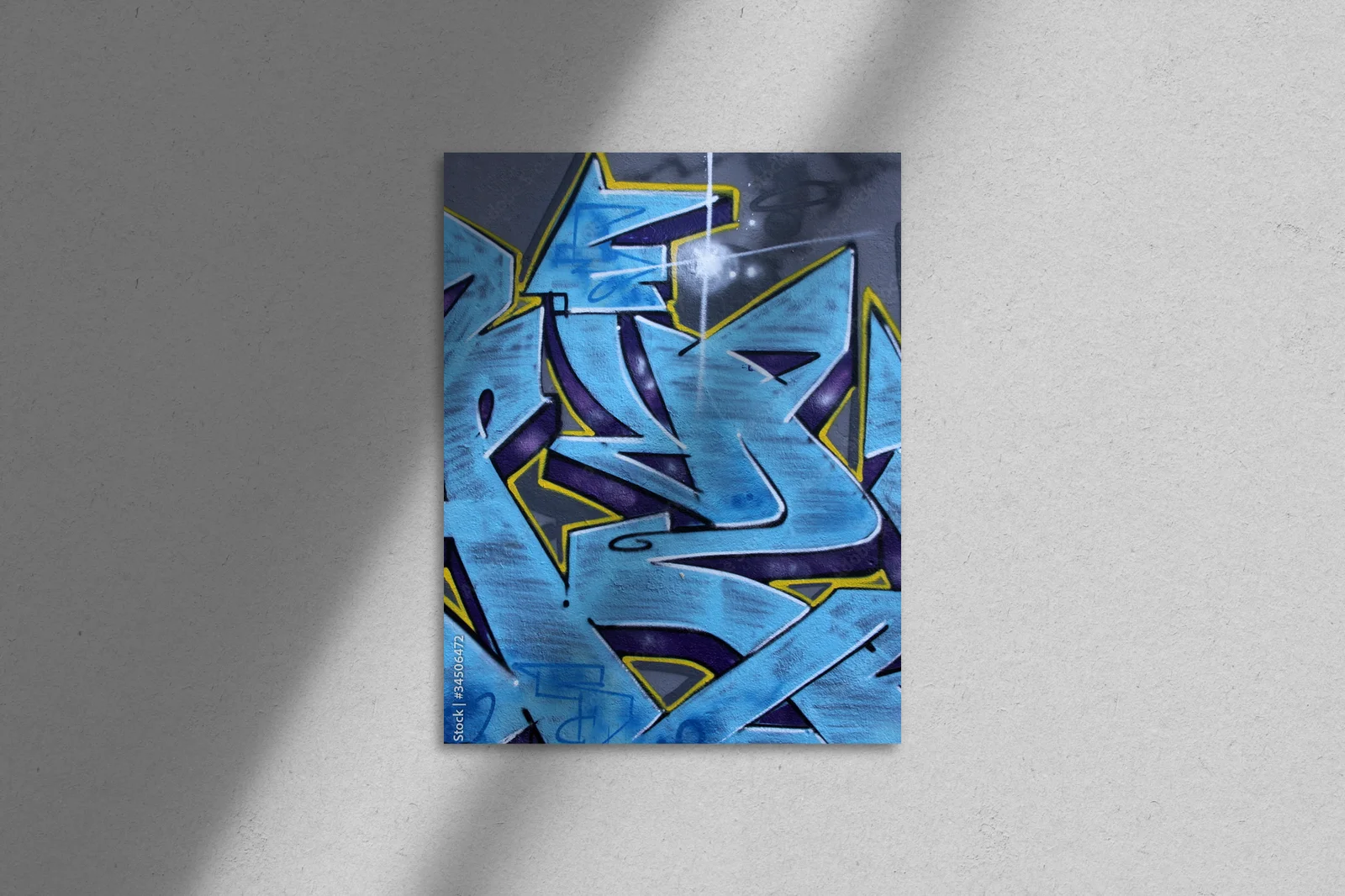 Ekspresyjne graffiti w stonowanych odcieniach