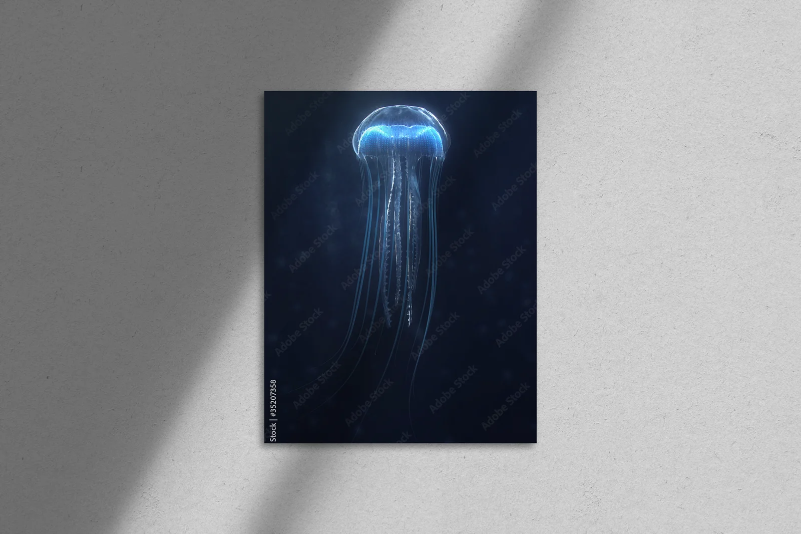 Bioluminescencyjne stwory morskie w ciemnych tonacjach
