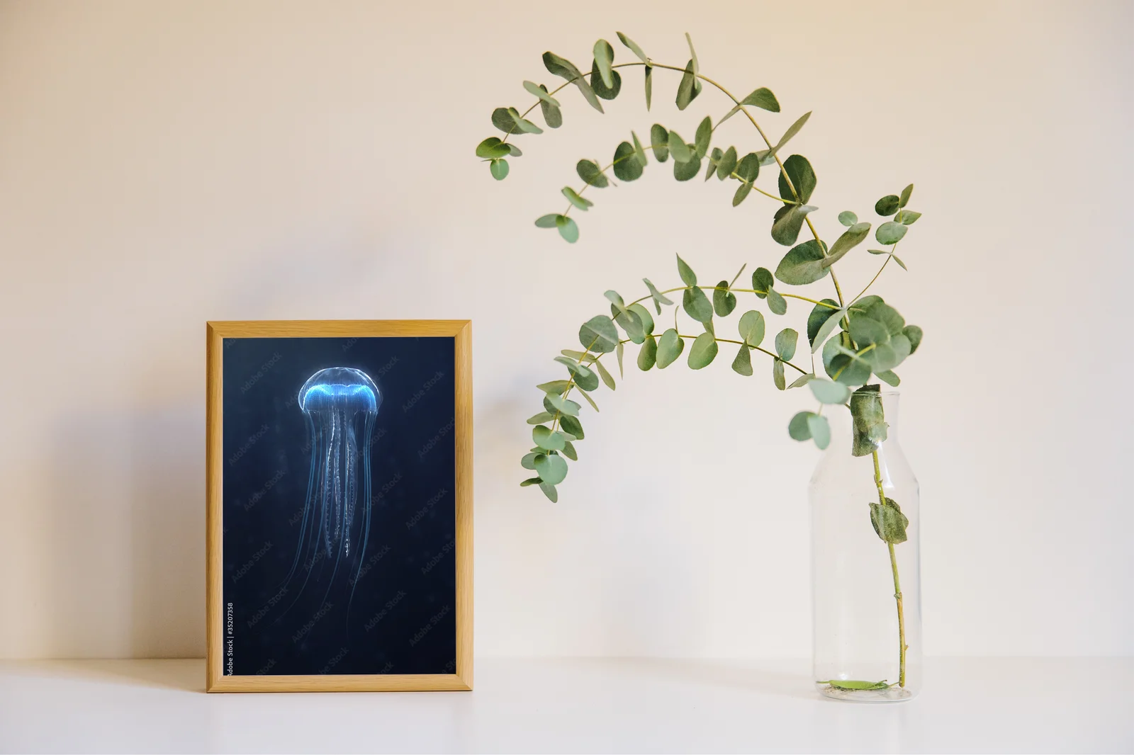 Bioluminescencyjne stwory morskie w ciemnych tonacjach