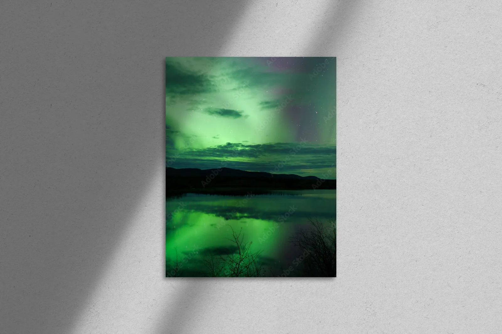 Nocne niebo z gwiazdami i aurorą