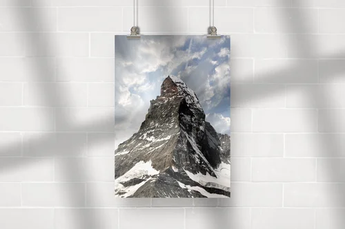Zjawiskowy szczyt Matterhorn w malowniczej scenerii