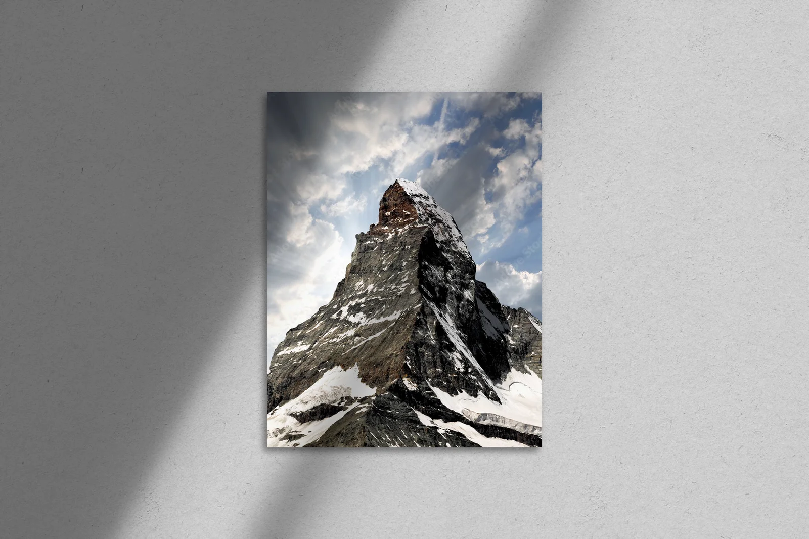 Zjawiskowy szczyt Matterhorn w malowniczej scenerii