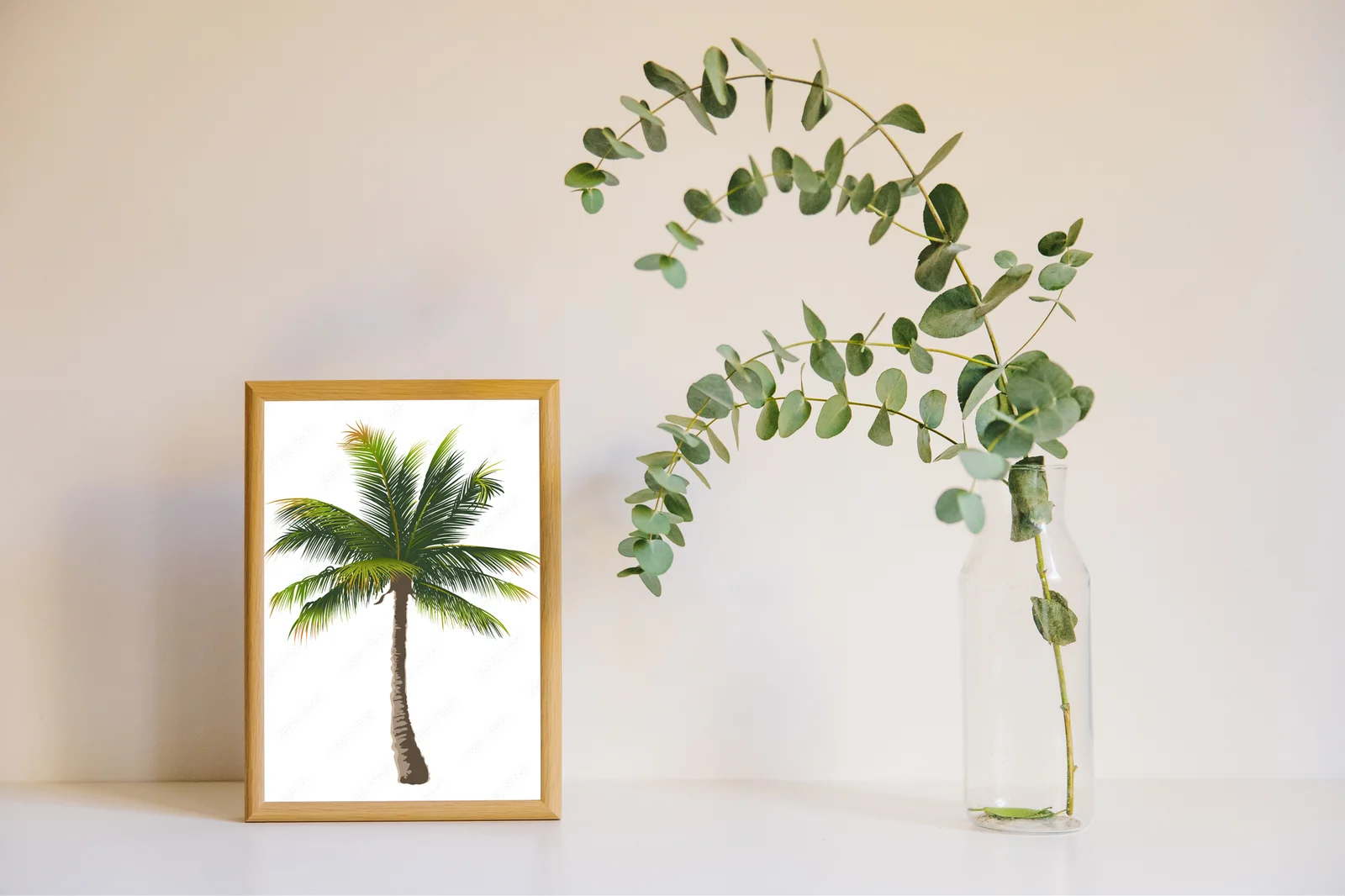 Ekskluzywna elegancja palm w białych przestrzeniach