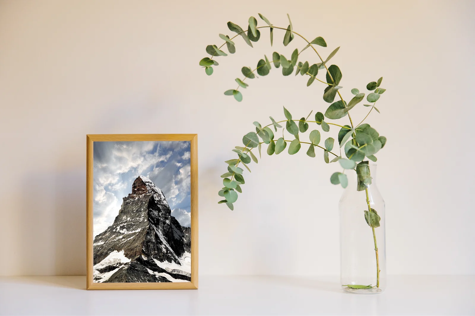 Zjawiskowy szczyt Matterhorn w malowniczej scenerii
