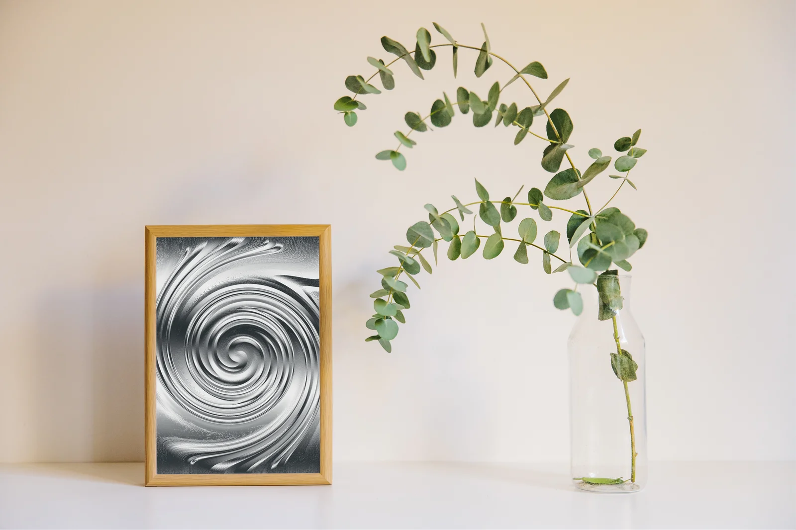 Abstrakcyjna spiralna elegancja w srebrnej tonacji