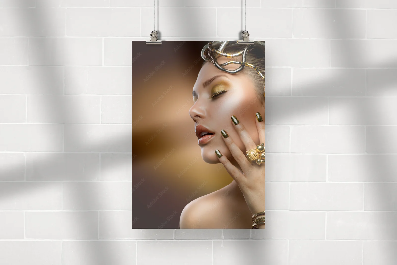 Stylowy portret w złotych odcieniach