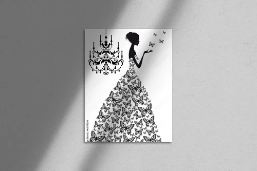 Elegancka kobieta z motylami w monochromatycznej kompozycji
