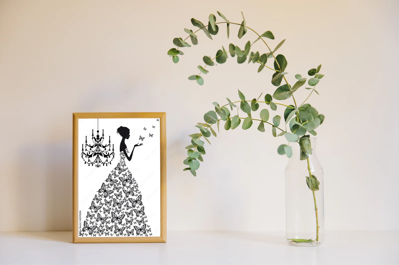 Elegancka kobieta z motylami w monochromatycznej kompozycji