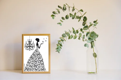 Elegancka kobieta z motylami w monochromatycznej kompozycji