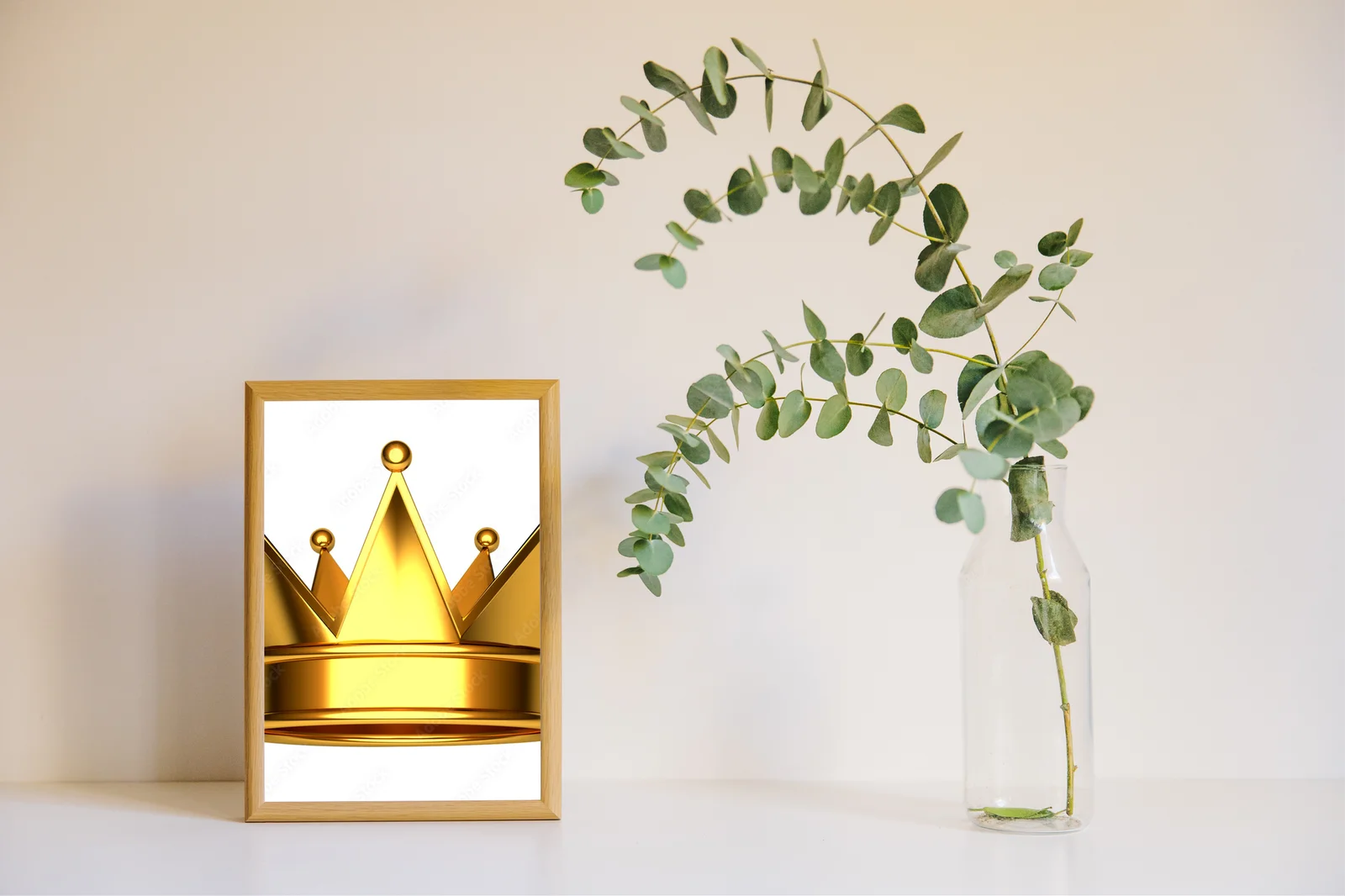 Złota korona - symbol luksusu i elegancji