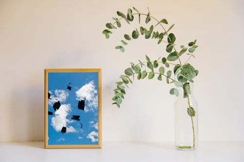Radosne świętowanie sukcesów w sky blue