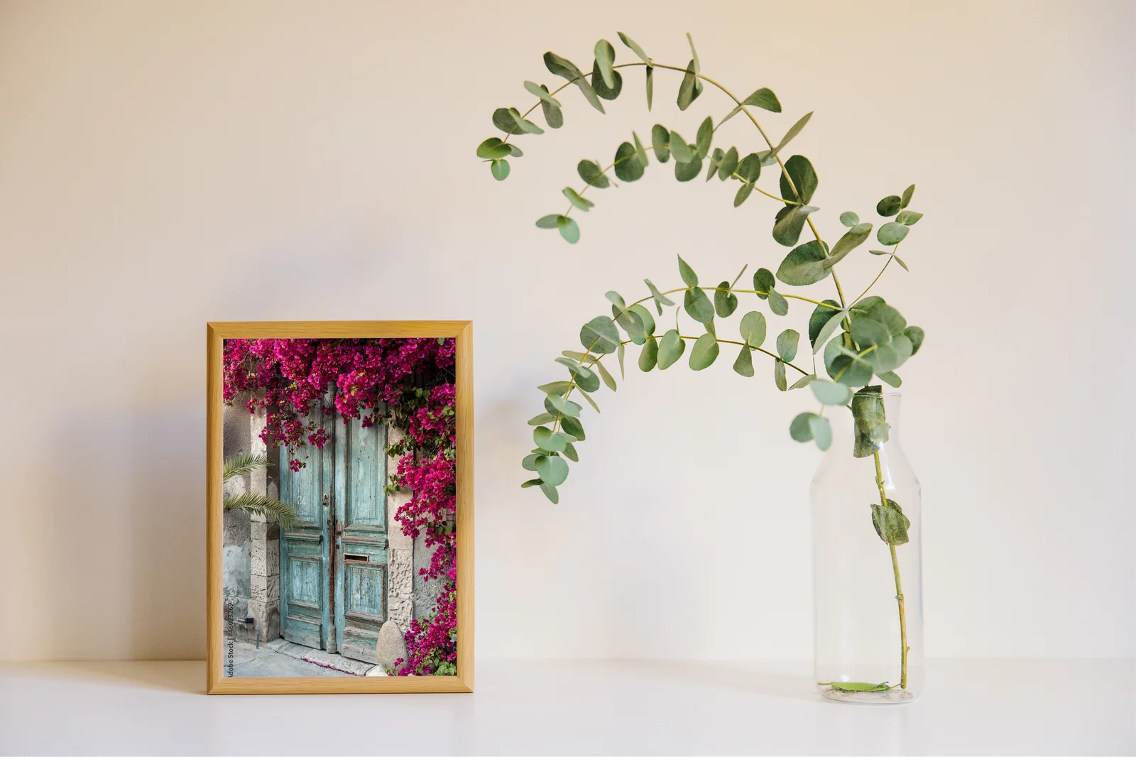 Stara drewniana scena z bougainvilleą na Cyprze