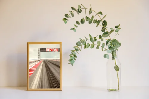 Dynamiczny drift w białych odcieniach na torze