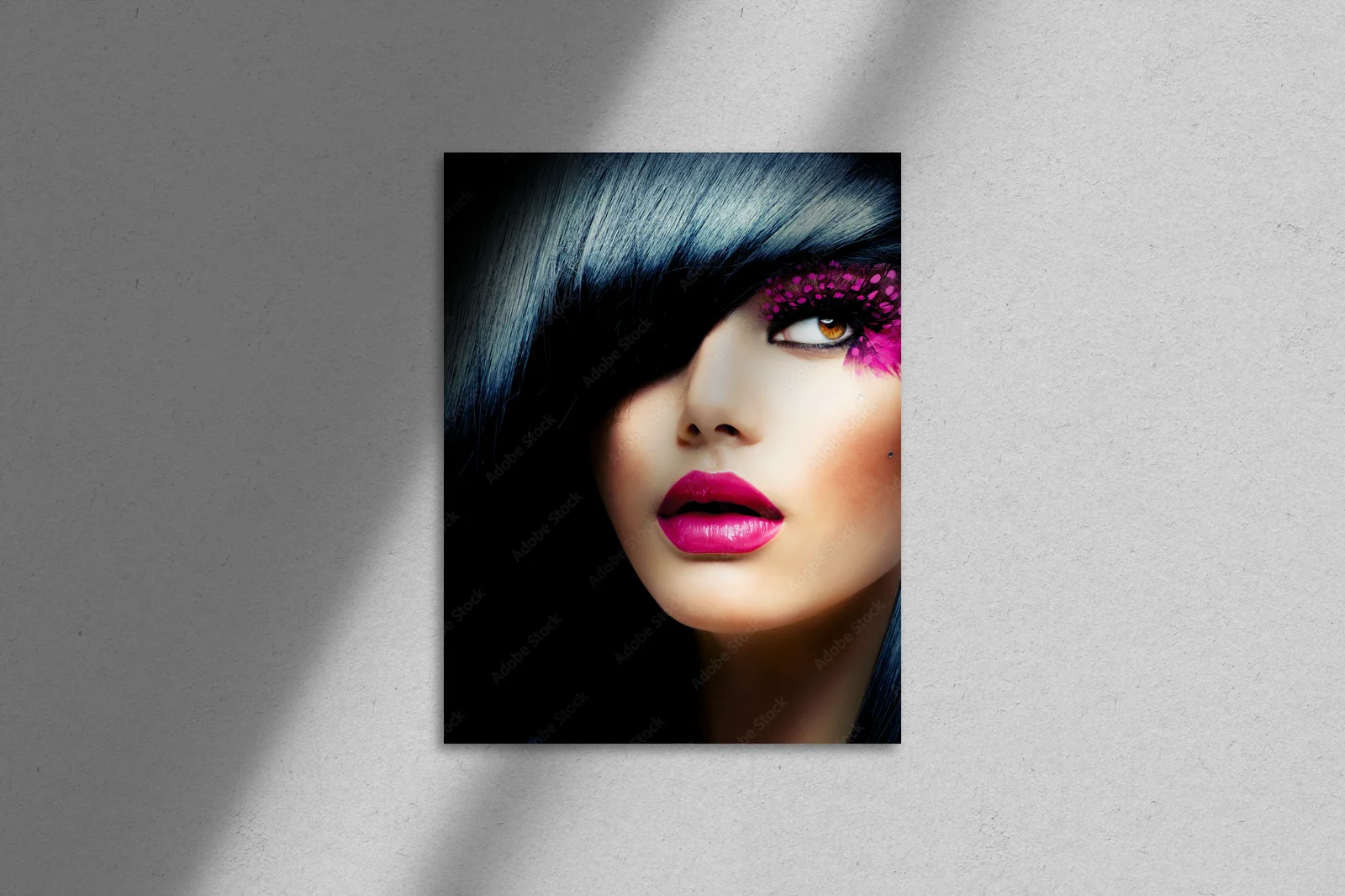 Blask piękna w czerni: portret brunetki