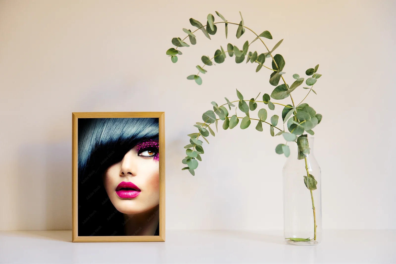 Blask piękna w czerni: portret brunetki