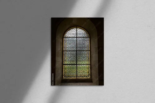 Głębia monastycznej architektury w odcieniach brązu