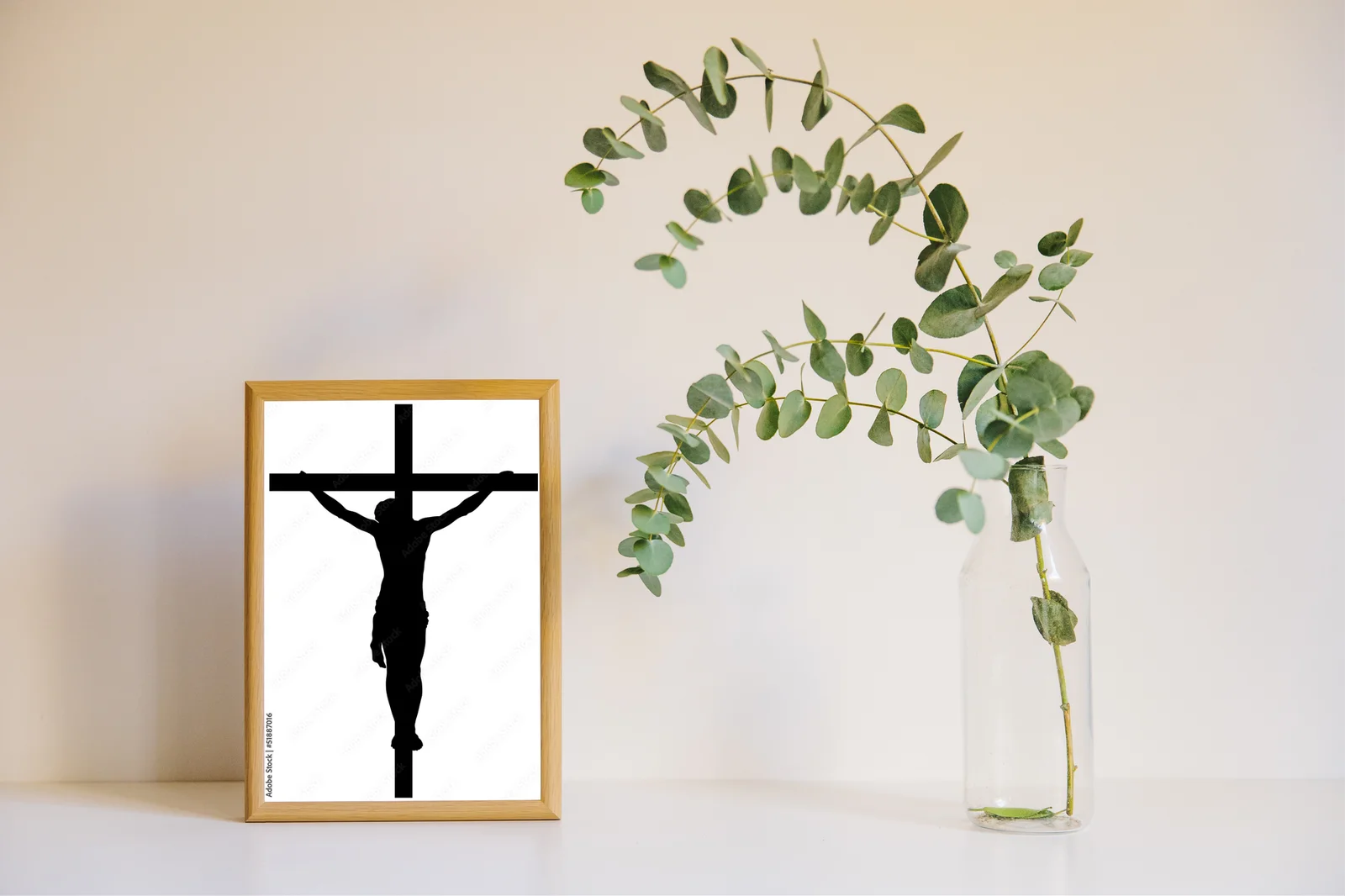 Misterne sylwetki w bieli i czerni - symbol ducha
