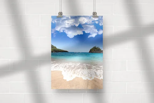 Spokojna plaża na Bali w bieli i błękicie