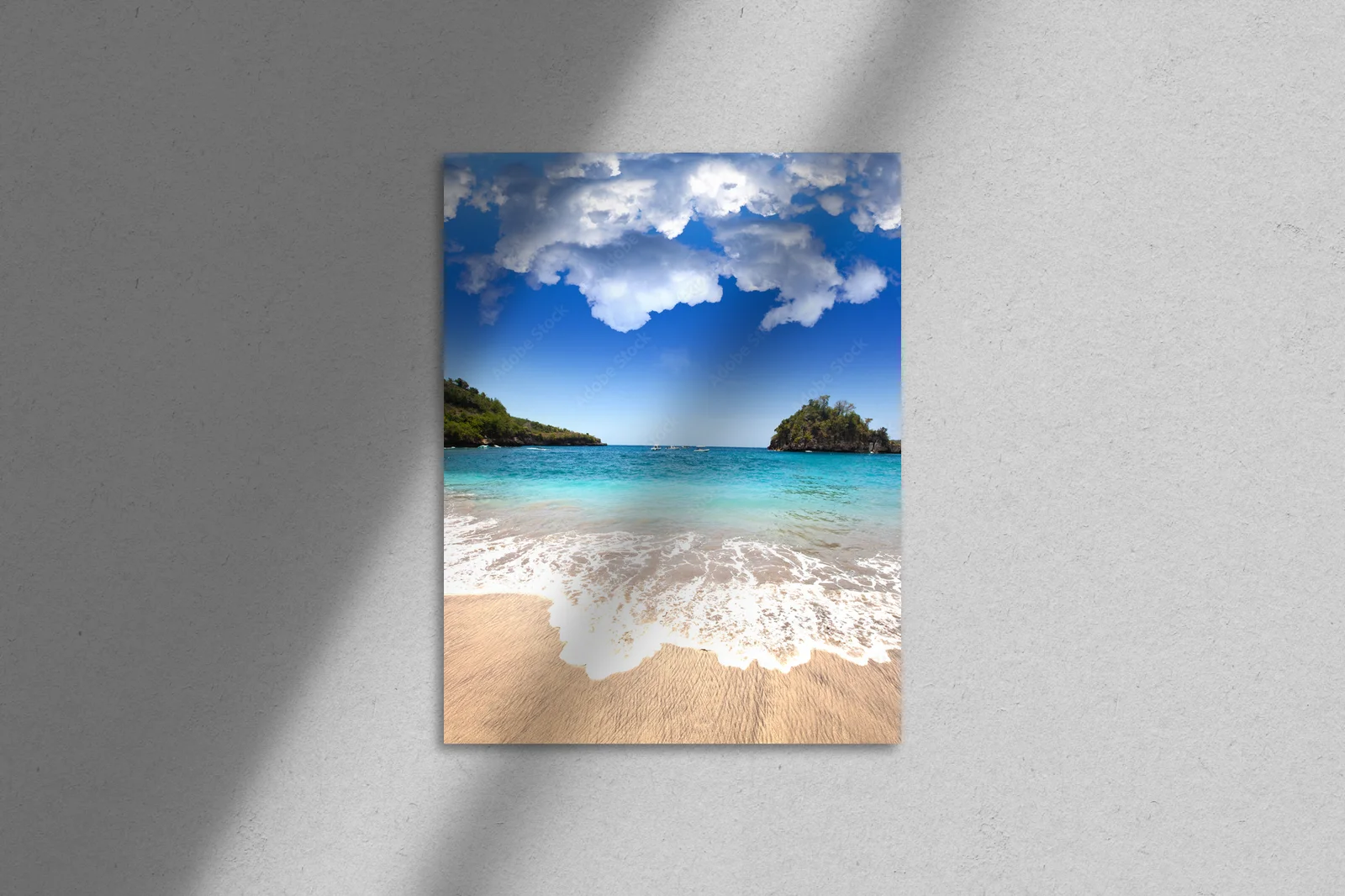 Spokojna plaża na Bali w bieli i błękicie
