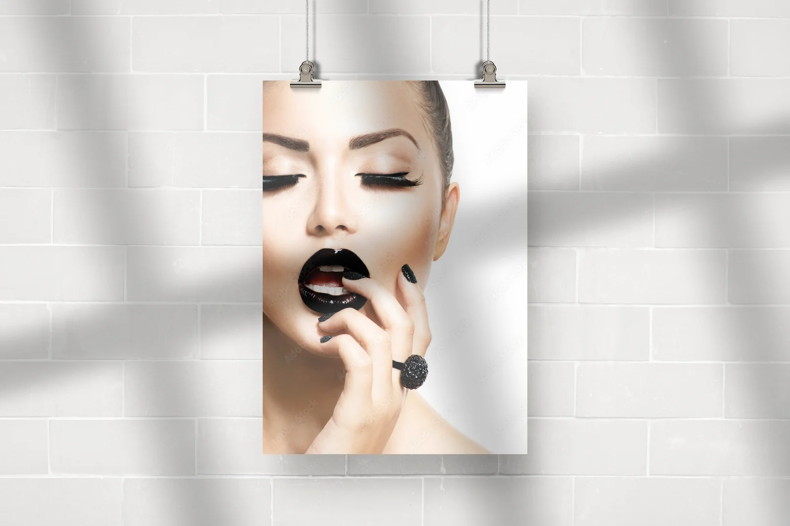 Stylowa dziewczyna w modnym czarnym manicure