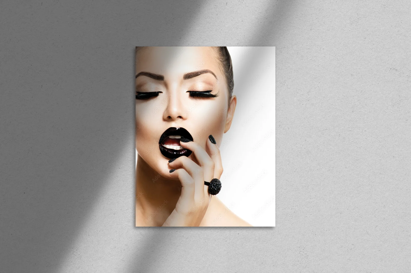 Stylowa dziewczyna w modnym czarnym manicure